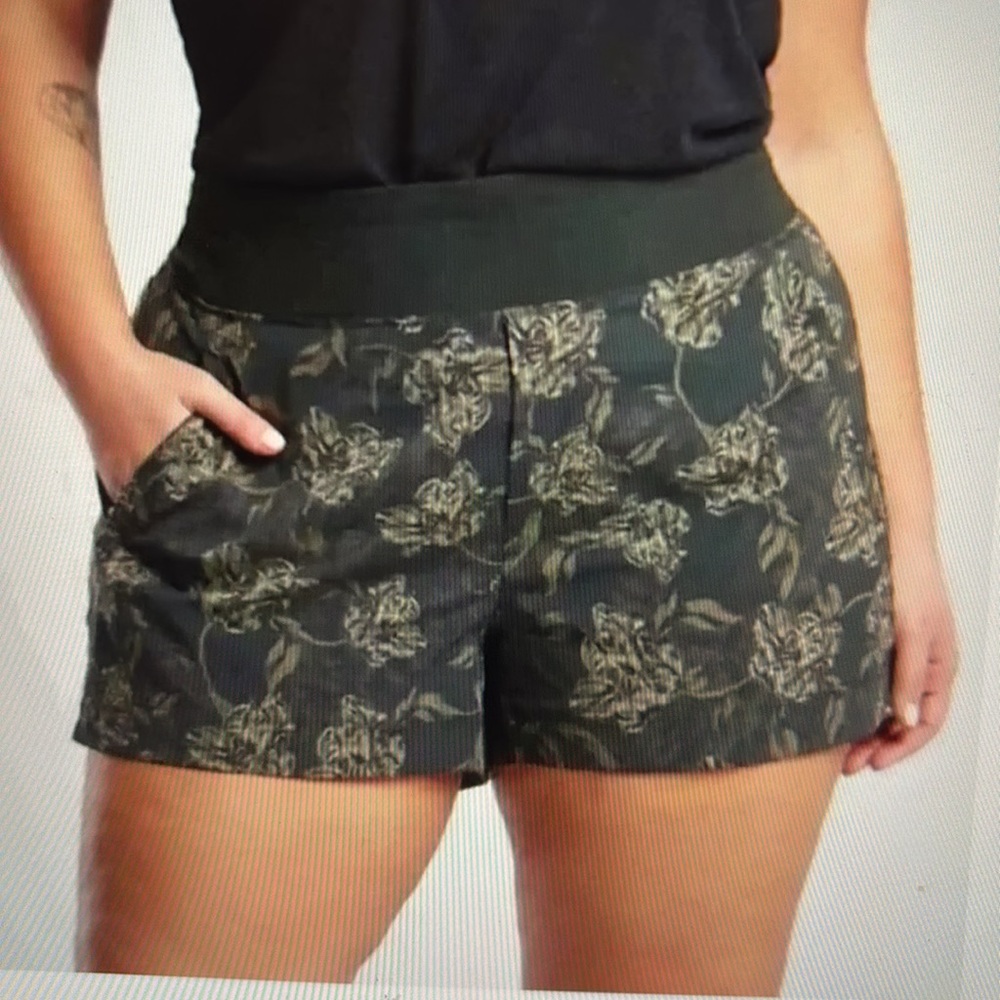 NWT Athleta Trekkie North Printed Shorts with Floral Design Size 24
